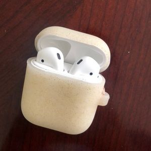 SALE‼️ URBAN OUTF. - GLOW IN THE DARK AIRPOD CASE